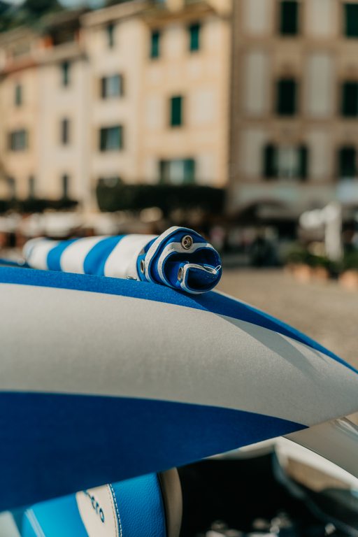 Microlino Spiaggina Portofino Blue Sommeransicht