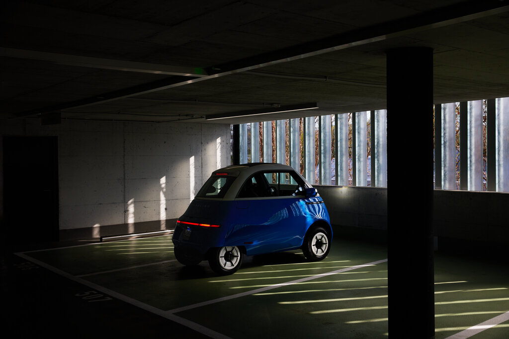 Microlino i parkeringshus